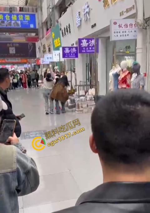 绍兴柯桥轻纺城上演“全武行”, 闺蜜盟友助力,原配怒火中烧,小三惊叫求饶,众人围观,这出闹剧谁是谁非!