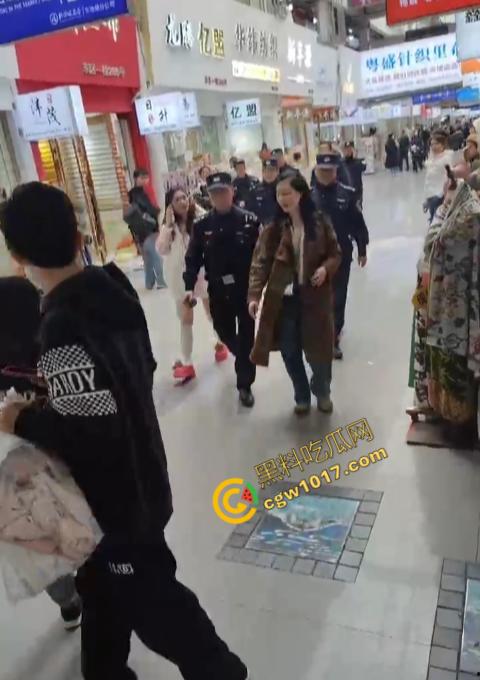 绍兴柯桥轻纺城上演“全武行”, 闺蜜盟友助力,原配怒火中烧,小三惊叫求饶,众人围观,这出闹剧谁是谁非!