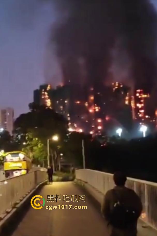 11月26日香港大埔宏福苑五级大火,维修外墙竹架起火不阻燃材料猛烧7栋31层大楼,要不是材料劣质能起火吗?