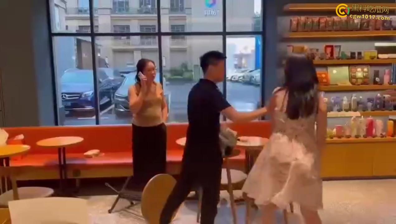 渣男带着小三在星巴克约会，两人有说有笑空气弥漫着暧昧， 被原配当场抓包后，两人瞬间扭打在一起 ！