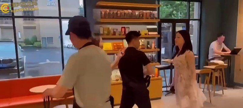 渣男带着小三在星巴克约会,两人有说有笑空气弥漫着暧昧, 被原配当场抓包后,两人瞬间扭打在一起 !