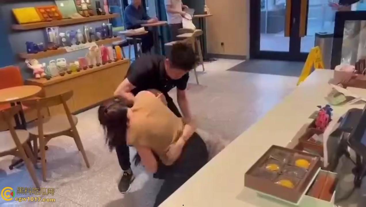 渣男带着小三在星巴克约会,两人有说有笑空气弥漫着暧昧, 被原配当场抓包后,两人瞬间扭打在一起 !