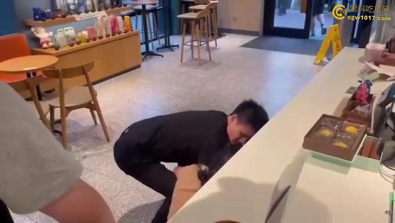 渣男带着小三在星巴克约会,两人有说有笑空气弥漫着暧昧, 被原配当场抓包后,两人瞬间扭打在一起 !