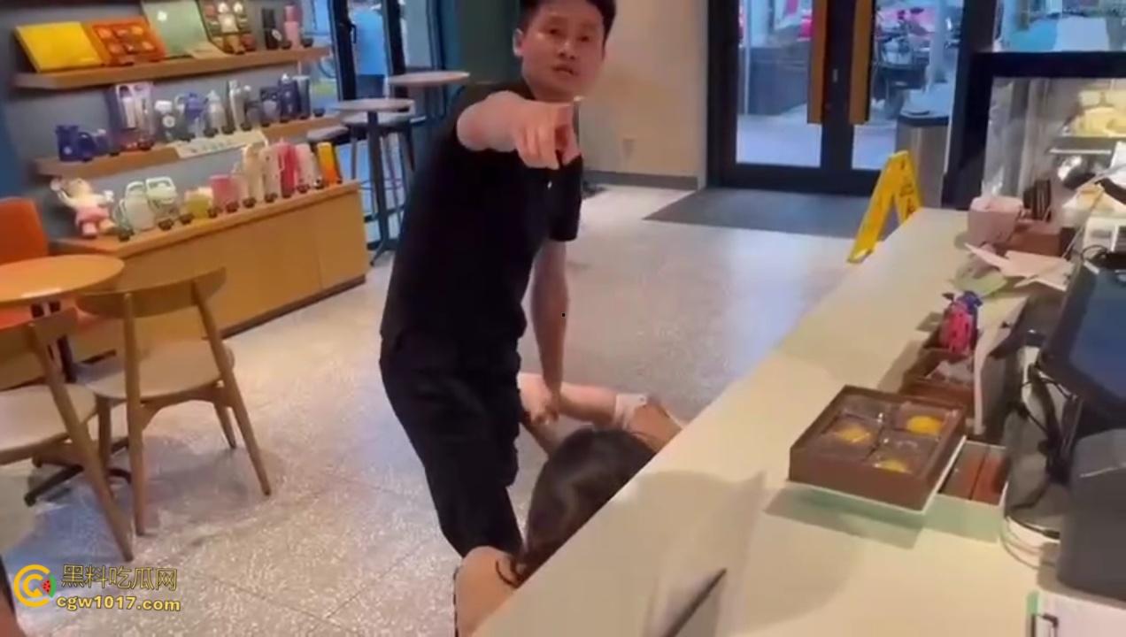 渣男带着小三在星巴克约会,两人有说有笑空气弥漫着暧昧, 被原配当场抓包后,两人瞬间扭打在一起 !