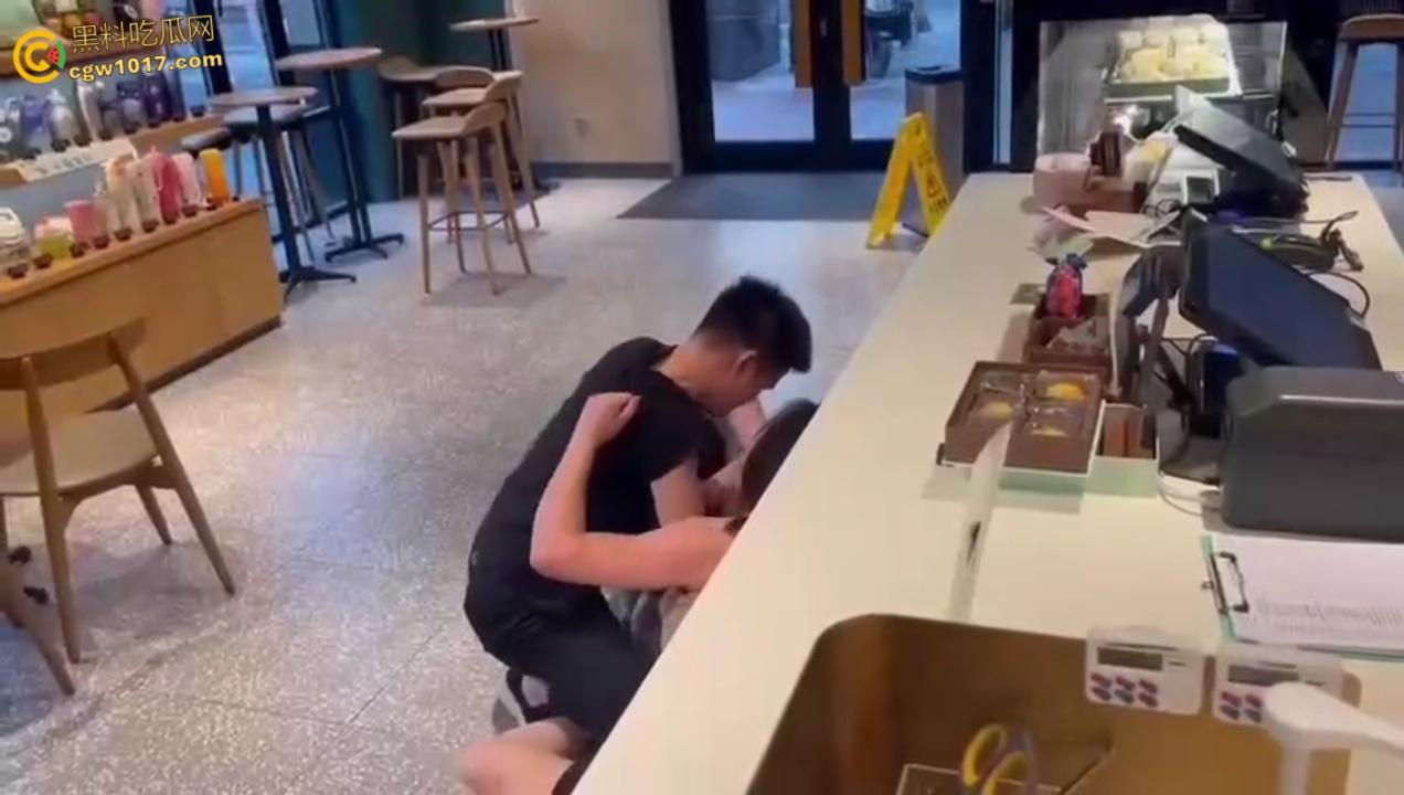 渣男带着小三在星巴克约会,两人有说有笑空气弥漫着暧昧, 被原配当场抓包后,两人瞬间扭打在一起 !