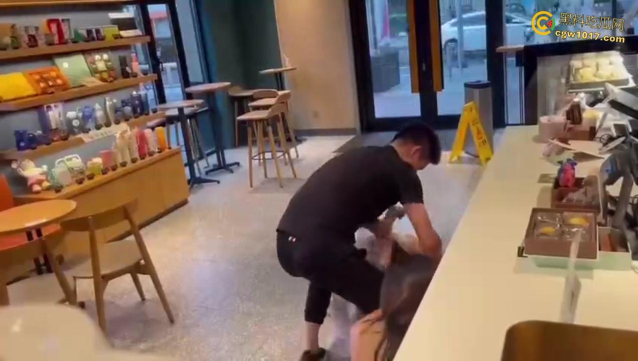 渣男带着小三在星巴克约会,两人有说有笑空气弥漫着暧昧, 被原配当场抓包后,两人瞬间扭打在一起 !