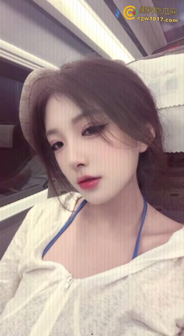 反差婊背着男朋友约炮，一边在soul给陌生人撩骚，一边跪在地上口交舔屁眼，淫荡对白超级刺激 ！