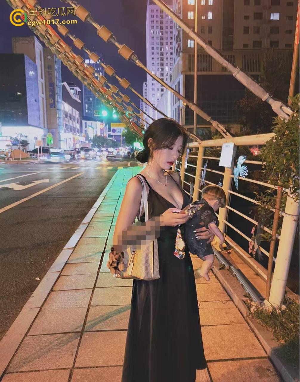 反差婊背着男朋友约炮,一边在soul给陌生人撩骚,一边跪在地上口交舔屁眼,淫荡对白超级刺激 !