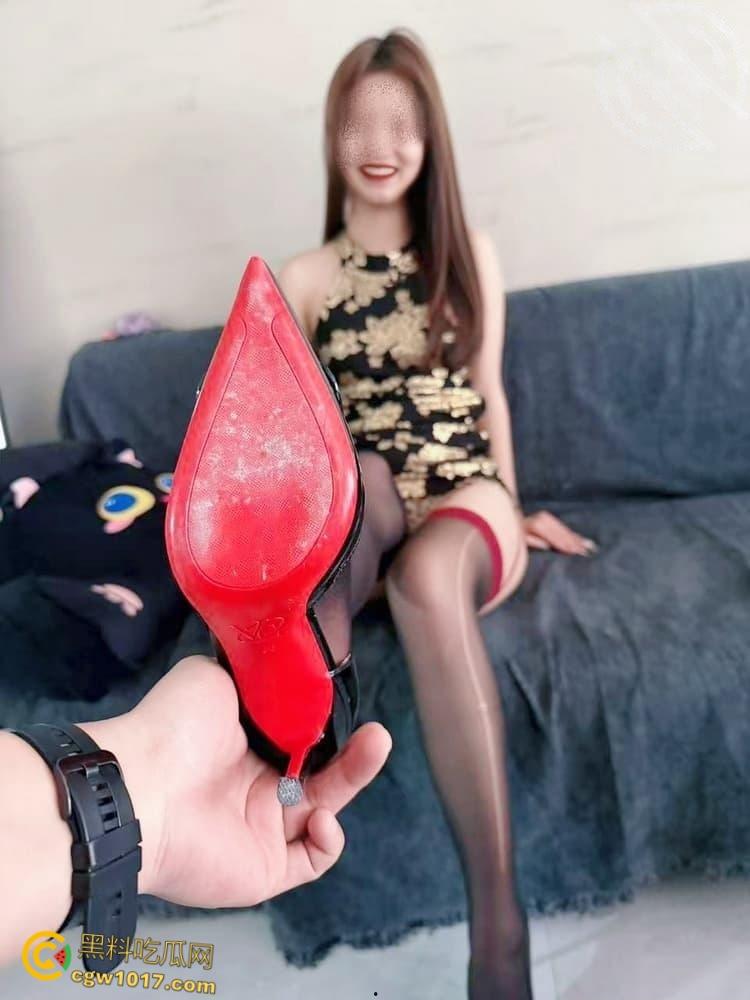 姐姐穿上吊带豹纹黑丝,猫爪拍微调亲姐姐,轻度调教让姐姐体验到了从未有过的感觉,女上骑乘还把姐姐弄潮喷了!