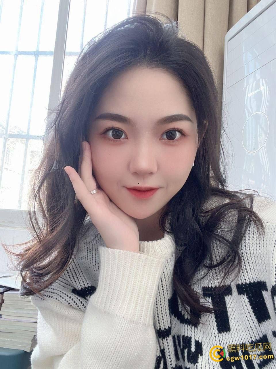 高颜值白嫩御姐,私下里和炮友约炮,穿开裆黑丝对镜后入抽插,跪在洗手间深喉口交,骑乘蠕动做爱吮吸手指 !