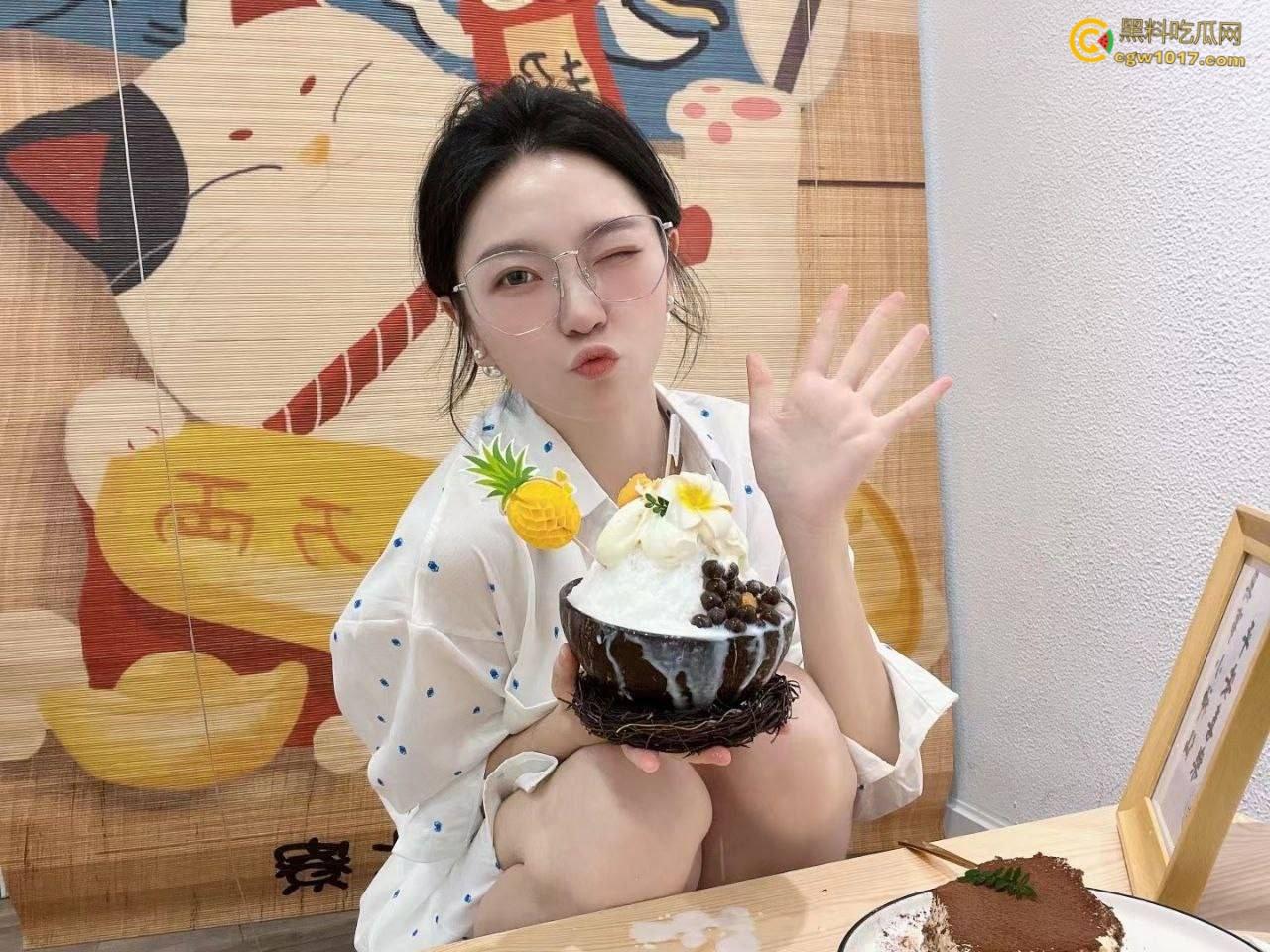 高颜值白嫩御姐,私下里和炮友约炮,穿开裆黑丝对镜后入抽插,跪在洗手间深喉口交,骑乘蠕动做爱吮吸手指 !