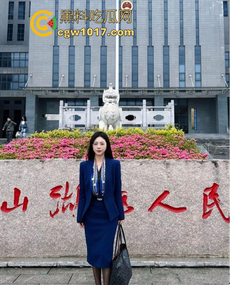 山东精英女律师【林彩虹】不雅视频流出，西装女御姐法院的铁娘子，无论你平时再猛，在大鸡巴面前还是乖乖被降伏！