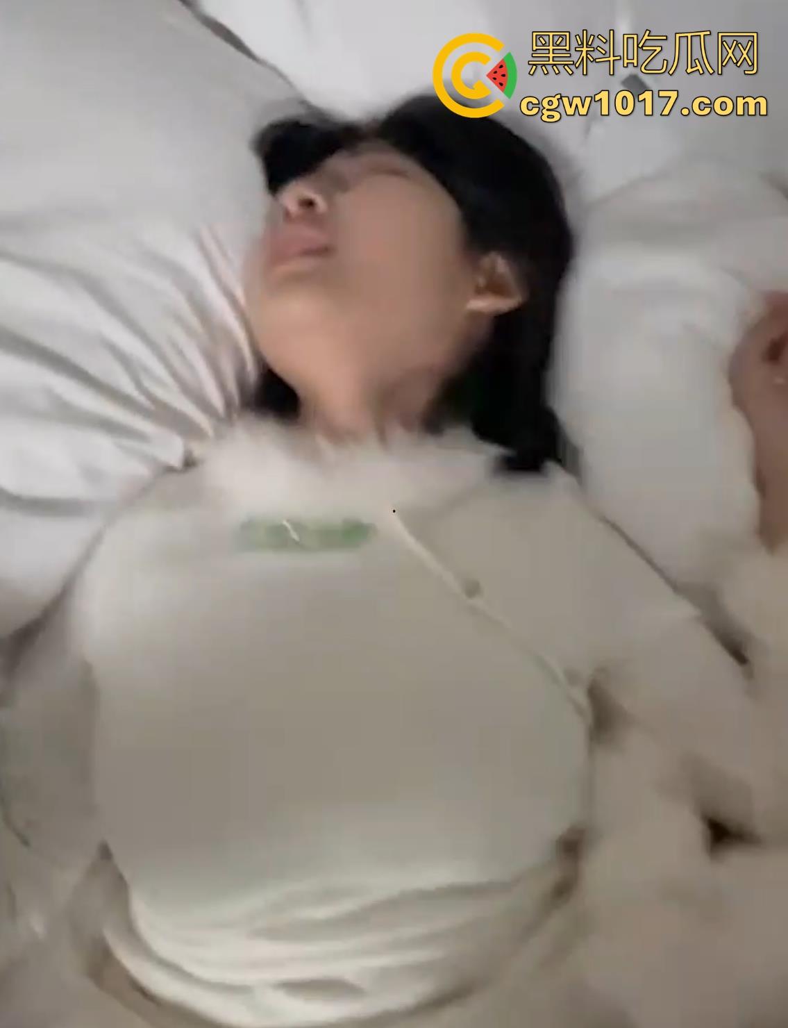 大连工业学院反差女大【刘颖】出轨约炮被男友曝光性爱视频,露脸女上骑乘榨精,无套后入猛撞骚态尽显!