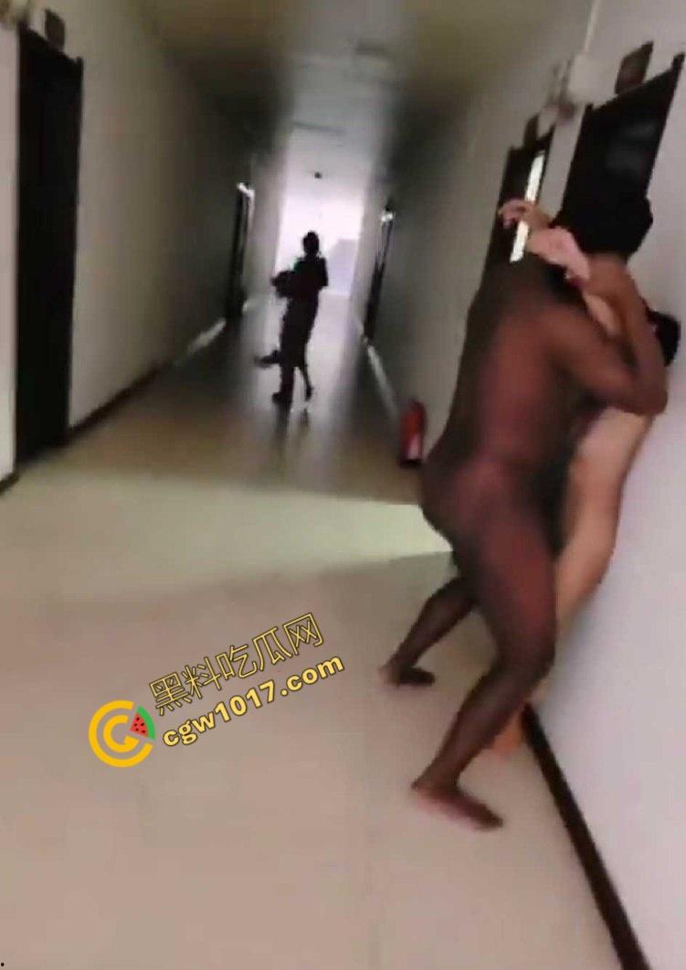 酒店走廊劲爆狂操!黑人巨屌横扫小仙女,巨无霸肆虐,淫荡火花四溅,保洁阿姨惊吓逃命!