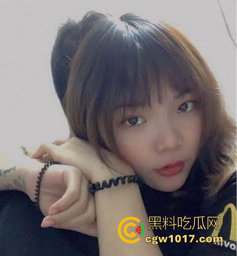 哈尔滨财经大学【刘洋】与学长性爱视频流出，清纯校园女神露脸含住粗壮鸡巴，翘臀高撅露粉嫩紧穴发情小母狗！