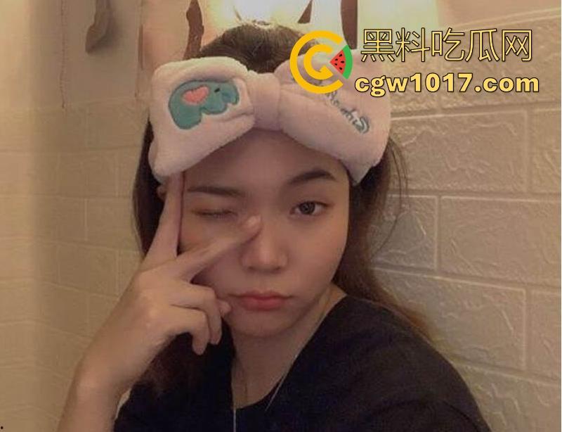 哈尔滨财经大学【刘洋】与学长性爱视频流出，清纯校园女神露脸含住粗壮鸡巴，翘臀高撅露粉嫩紧穴发情小母狗！