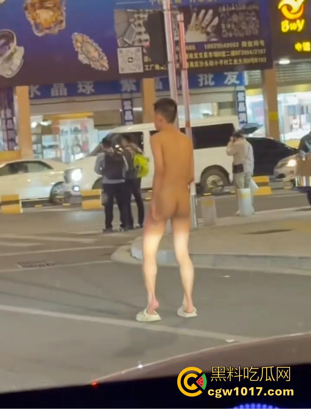 深圳罗湖水贝珠宝城惊现全裸男!大马路晃屌逛街 又是主人任务?