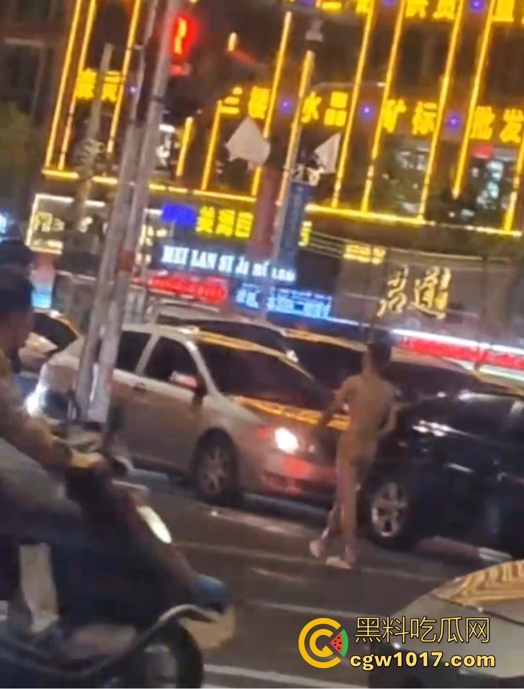 深圳罗湖水贝珠宝城惊现全裸男!大马路晃屌逛街 又是主人任务?