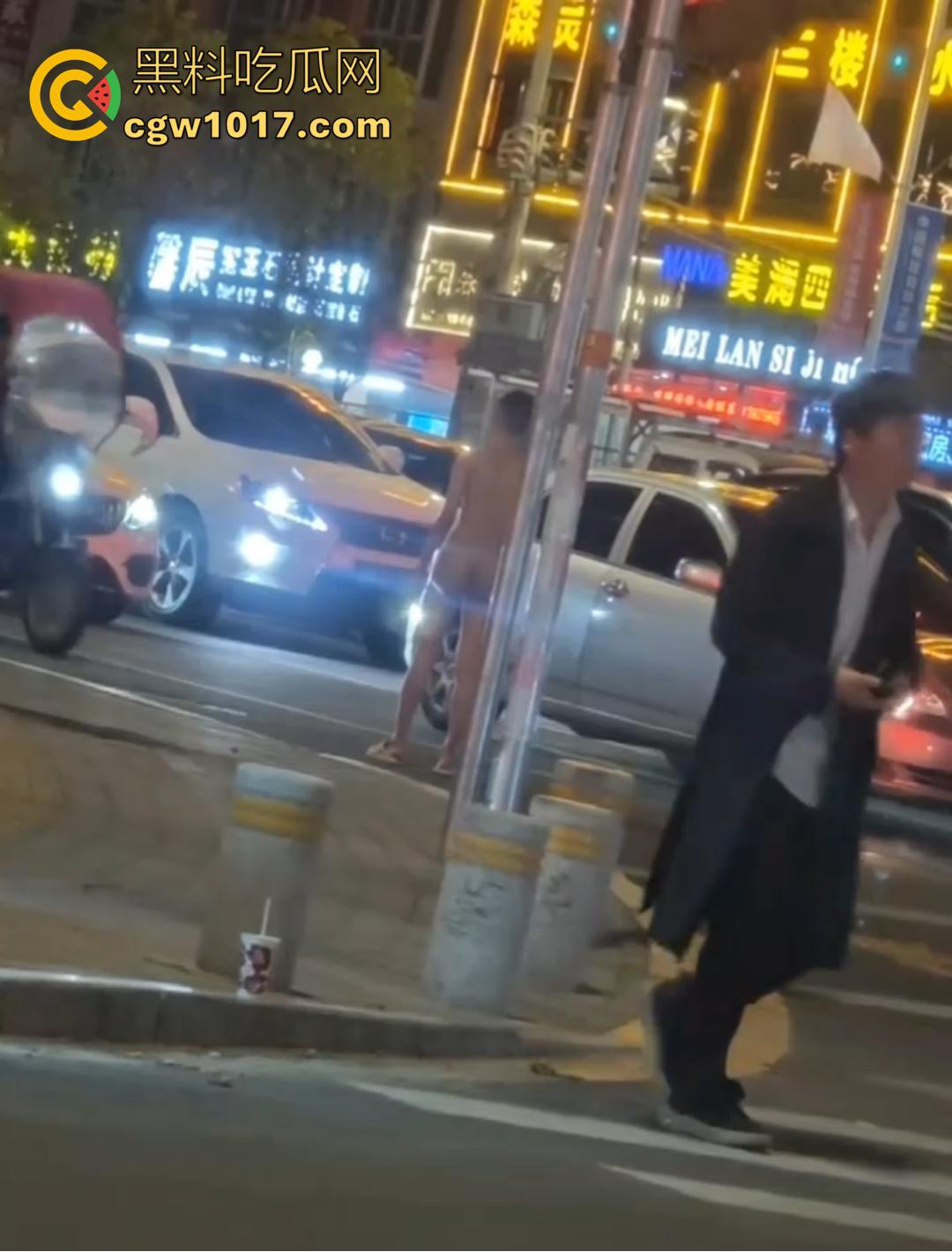 深圳罗湖水贝珠宝城惊现全裸男!大马路晃屌逛街 又是主人任务?