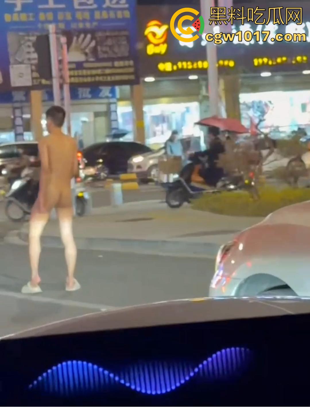 深圳罗湖水贝珠宝城惊现全裸男!大马路晃屌逛街 又是主人任务?