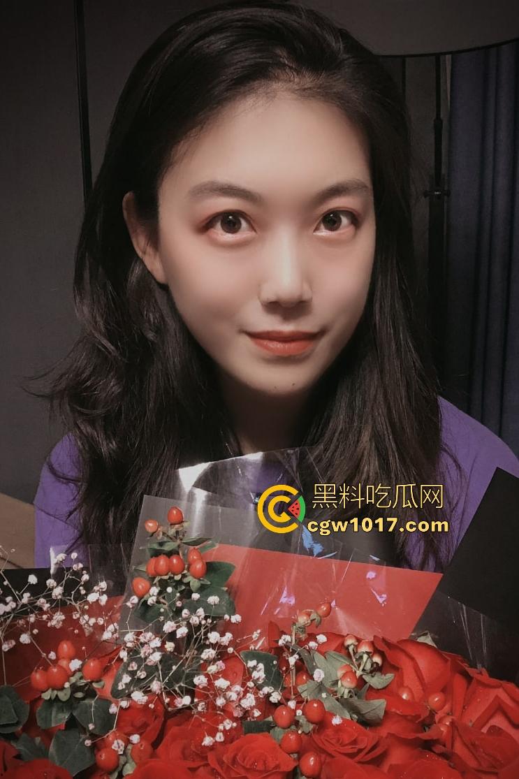 从小被宠大的女神遇到老公大鸡巴也会害羞,口交含到满脸潮红,后入大屁股被啪出红手印,刚结婚完想怎么操就怎么操!