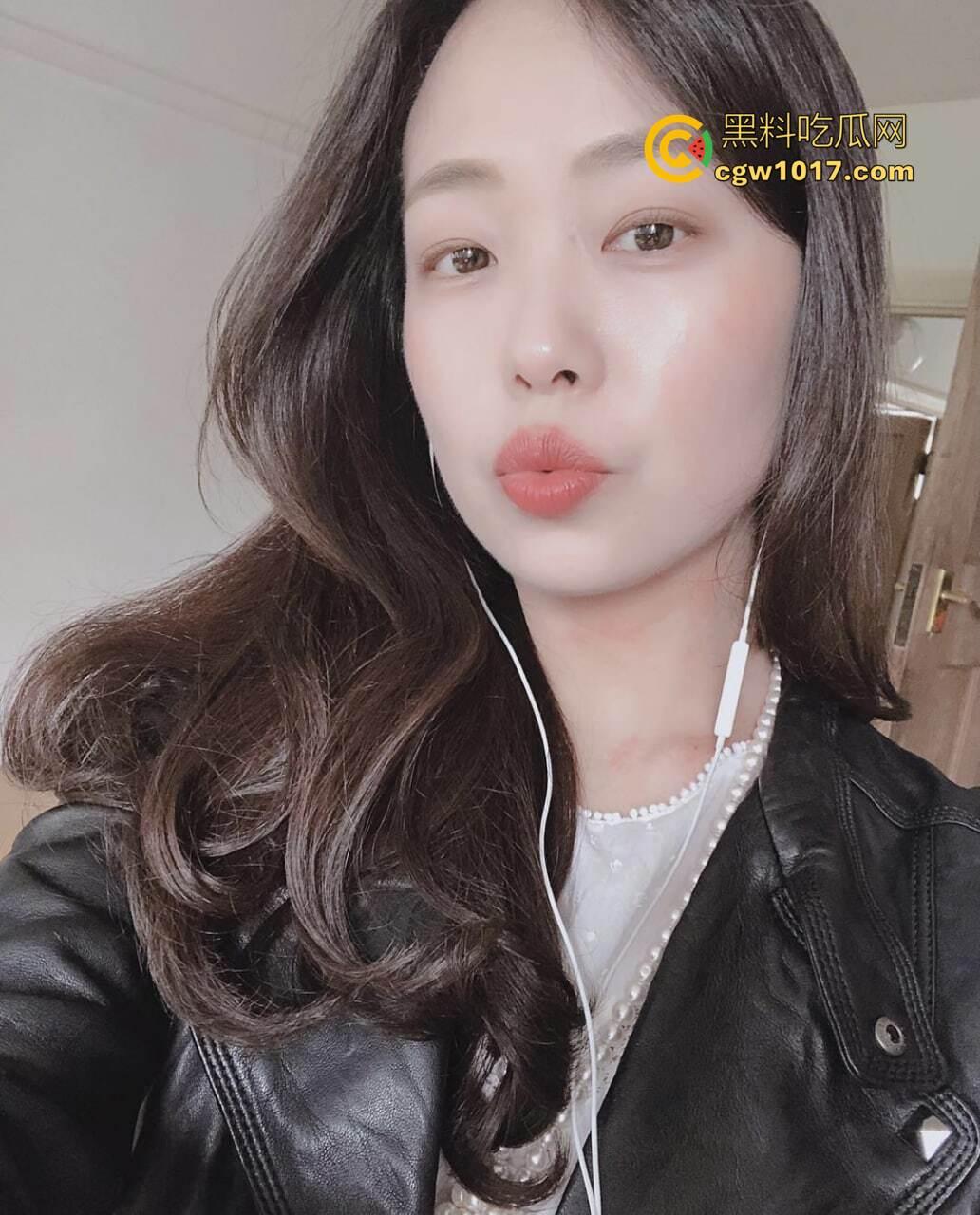 已婚饥渴少妇偷情被实锤！炮友拍下视频后泄密流出，表情饥渴 被后入时的叫声让人听了鸡儿梆硬，欲望这么强难怪会出轨！