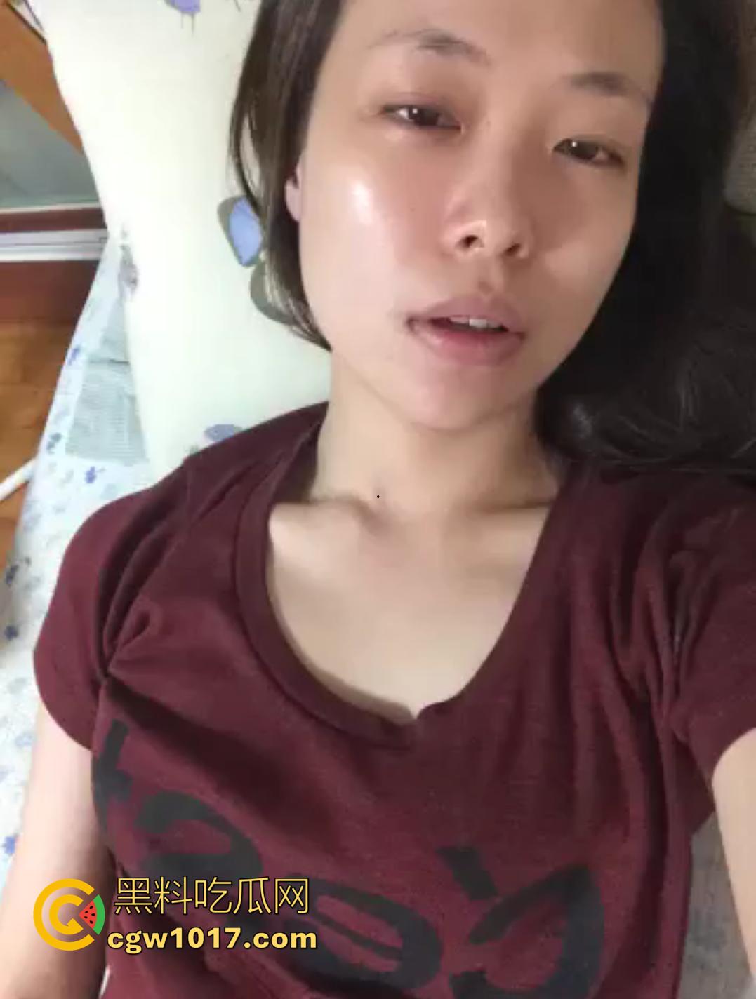 已婚饥渴少妇偷情被实锤！炮友拍下视频后泄密流出，表情饥渴 被后入时的叫声让人听了鸡儿梆硬，欲望这么强难怪会出轨！