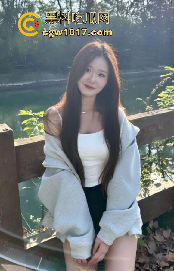 跟妹妹公园户外打野炮，撩起裙子就是操，无套后入刺激得不行，享受这种野外打炮带来的刺激感！