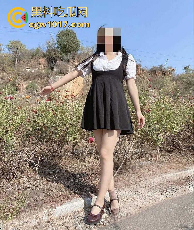 跟妹妹公园户外打野炮，撩起裙子就是操，无套后入刺激得不行，享受这种野外打炮带来的刺激感！