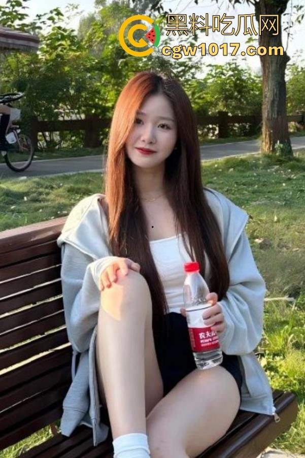 跟妹妹公园户外打野炮,撩起裙子就是操,无套后入刺激得不行,享受这种野外打炮带来的刺激感!