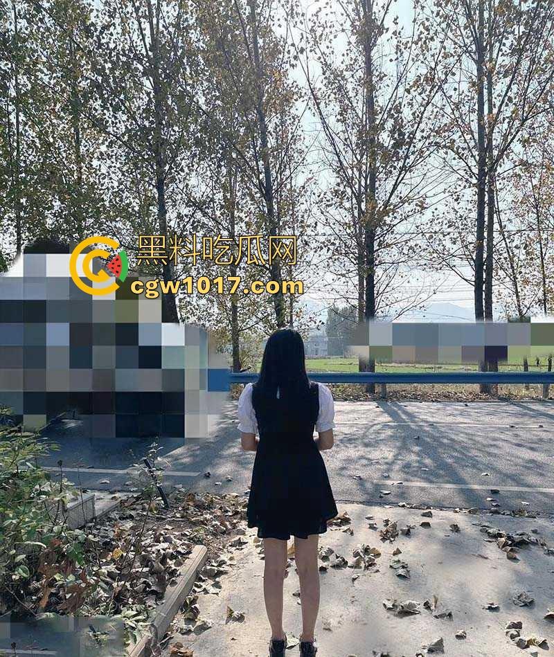 跟妹妹公园户外打野炮,撩起裙子就是操,无套后入刺激得不行,享受这种野外打炮带来的刺激感!