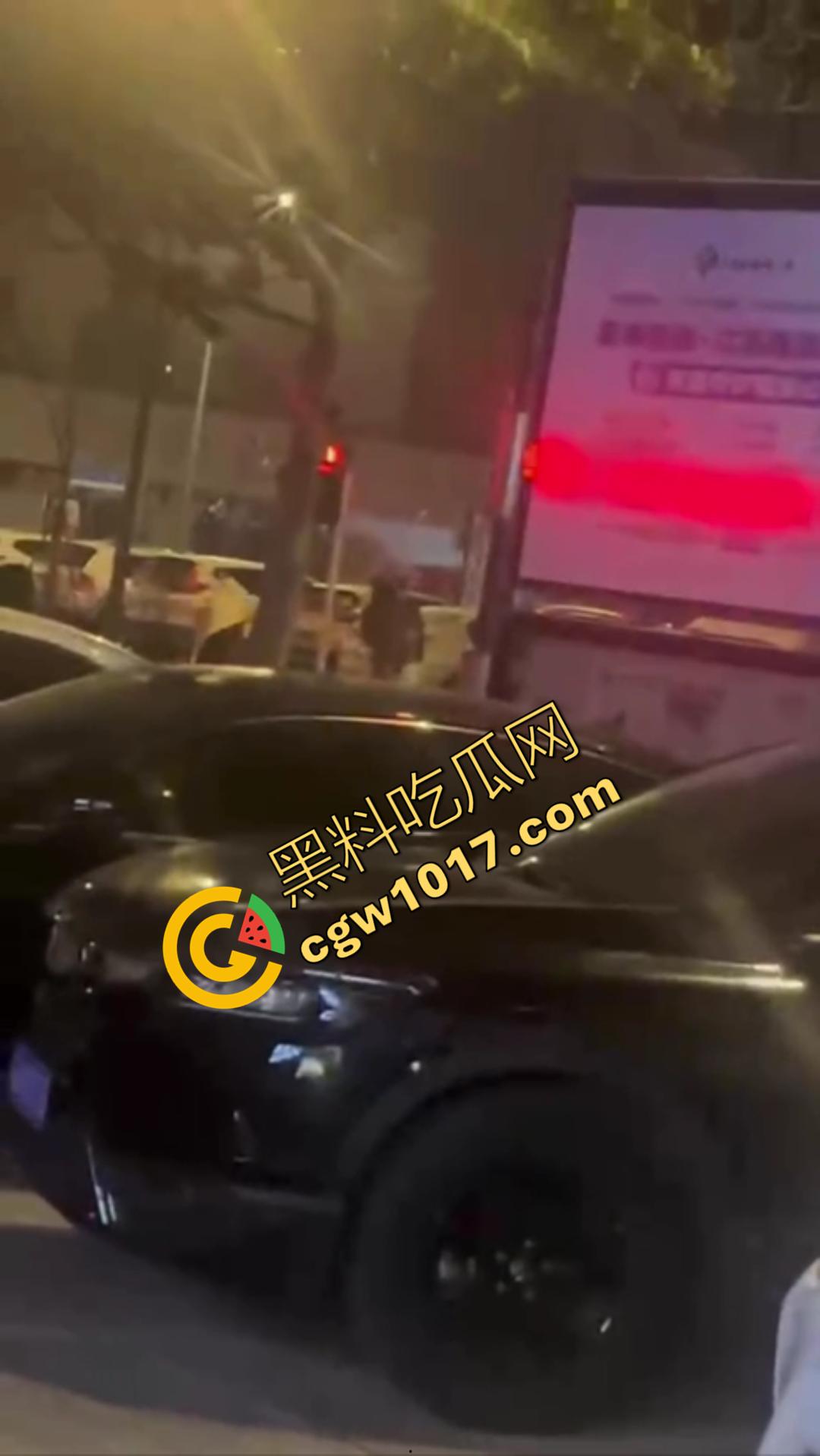 江苏连云港新浦中学街头惨案 17岁少女带着社会青年砍死父母!居然只是因为女孩要钱父母未给!