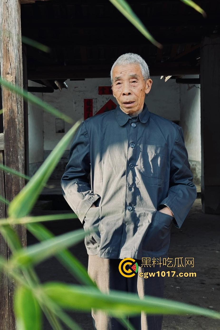 大爷手贱开狗笼被比特犬当场反咬！女主人抱不住狗，大妈大爷拿棍子打像挠痒，比特犬得配上香料才安抚大爷的心！