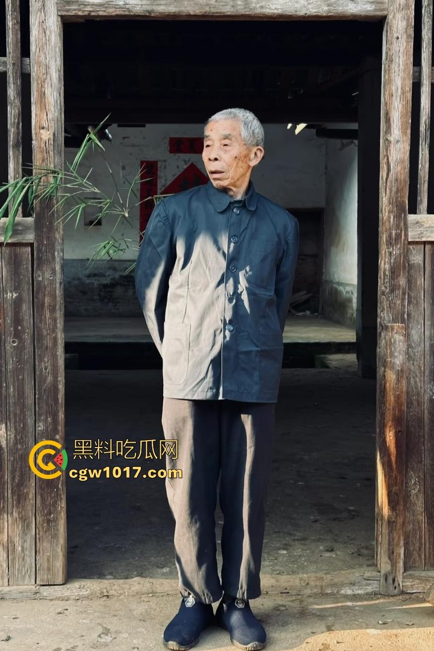 大爷手贱开狗笼被比特犬当场反咬！女主人抱不住狗，大妈大爷拿棍子打像挠痒，比特犬得配上香料才安抚大爷的心！