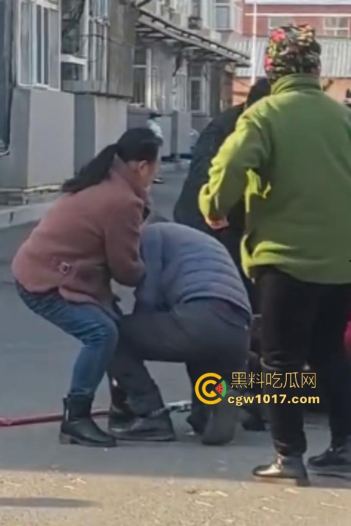 大爷手贱开狗笼被比特犬当场反咬！女主人抱不住狗，大妈大爷拿棍子打像挠痒，比特犬得配上香料才安抚大爷的心！