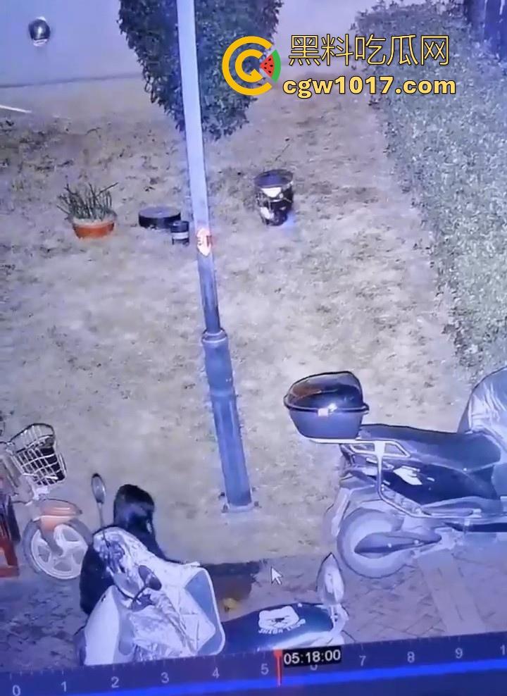 这就是小红书上的小仙女嘛！人模人样小姐姐随地拉屎，还很讲究拿别人电动车上的衣服擦屁屁，真的把我笑死！