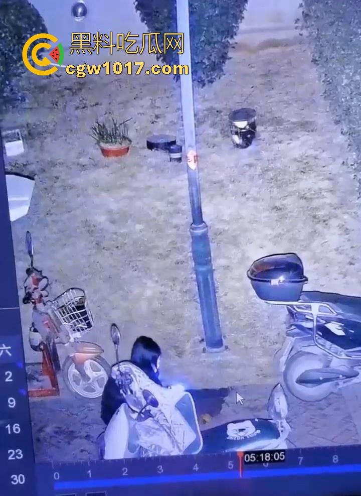 这就是小红书上的小仙女嘛！人模人样小姐姐随地拉屎，还很讲究拿别人电动车上的衣服擦屁屁，真的把我笑死！