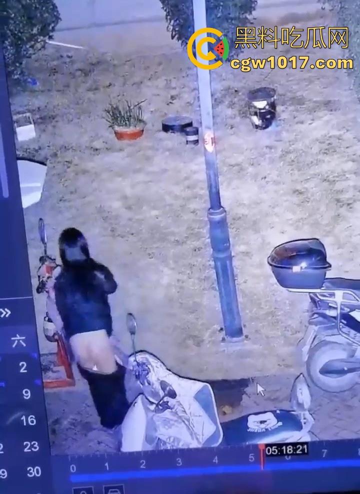 这就是小红书上的小仙女嘛！人模人样小姐姐随地拉屎，还很讲究拿别人电动车上的衣服擦屁屁，真的把我笑死！