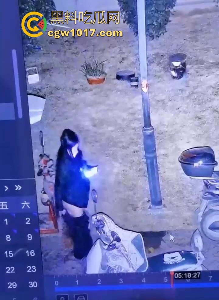 这就是小红书上的小仙女嘛！人模人样小姐姐随地拉屎，还很讲究拿别人电动车上的衣服擦屁屁，真的把我笑死！