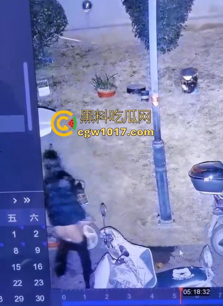 这就是小红书上的小仙女嘛！人模人样小姐姐随地拉屎，还很讲究拿别人电动车上的衣服擦屁屁，真的把我笑死！