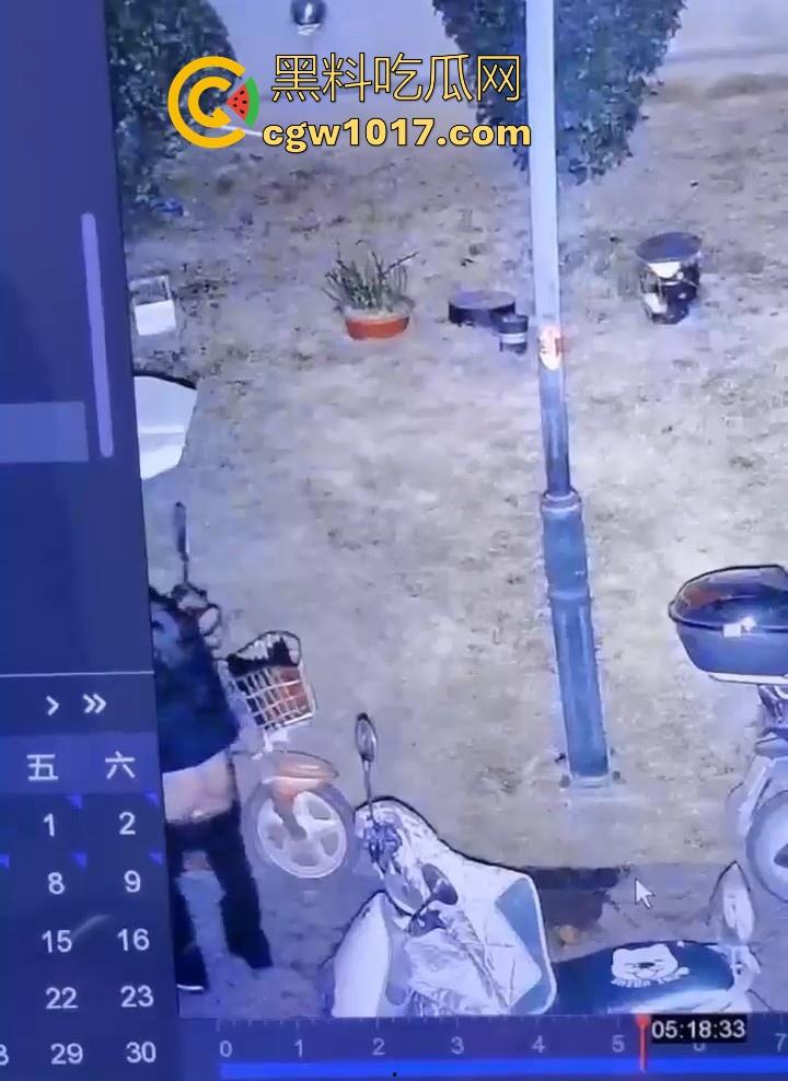 这就是小红书上的小仙女嘛！人模人样小姐姐随地拉屎，还很讲究拿别人电动车上的衣服擦屁屁，真的把我笑死！