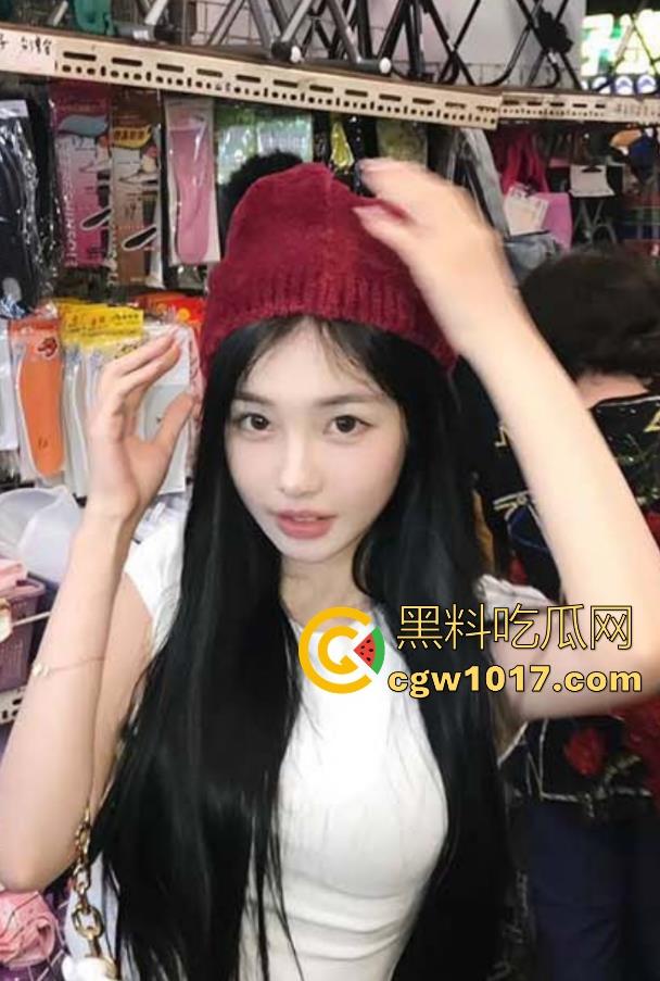 客厅大战骚逼姐姐,从抗拒到服从,虽然嘴上说着不要身体确很诚实,淫水早已泛滥,无套内射狠狠满足!