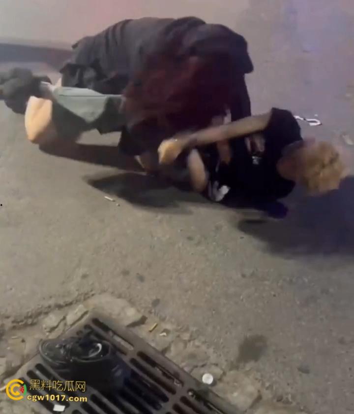 彪悍小仙女街头暴走,狂揍黄毛精神小伙,大白屁股极度辣眼,短裙外翻内裤都漏出来了,小伙被压在身下怀疑人生 !