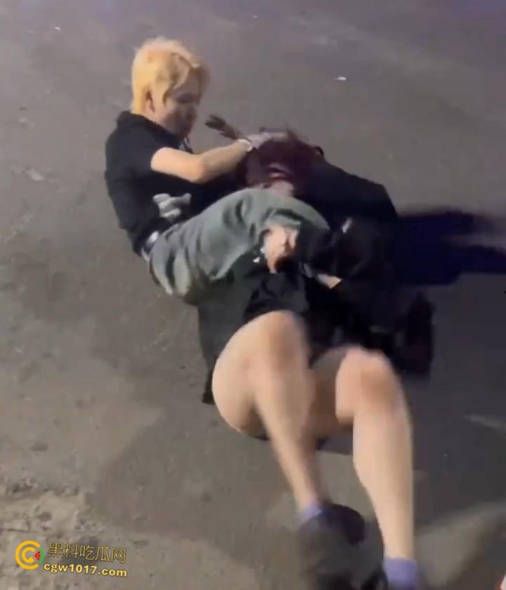 彪悍小仙女街头暴走,狂揍黄毛精神小伙,大白屁股极度辣眼,短裙外翻内裤都漏出来了,小伙被压在身下怀疑人生 !