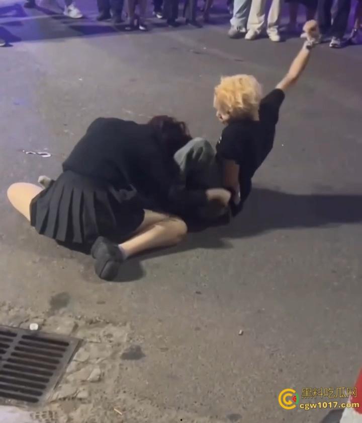 彪悍小仙女街头暴走,狂揍黄毛精神小伙,大白屁股极度辣眼,短裙外翻内裤都漏出来了,小伙被压在身下怀疑人生 !