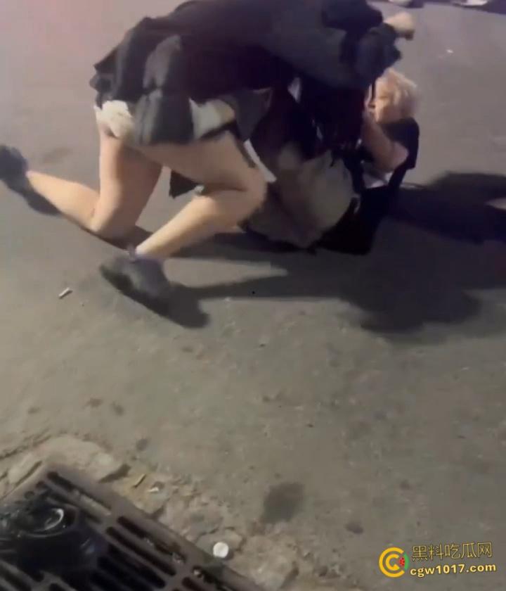 彪悍小仙女街头暴走,狂揍黄毛精神小伙,大白屁股极度辣眼,短裙外翻内裤都漏出来了,小伙被压在身下怀疑人生 !