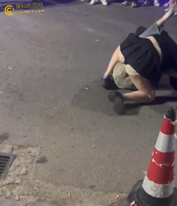 彪悍小仙女街头暴走,狂揍黄毛精神小伙,大白屁股极度辣眼,短裙外翻内裤都漏出来了,小伙被压在身下怀疑人生 !