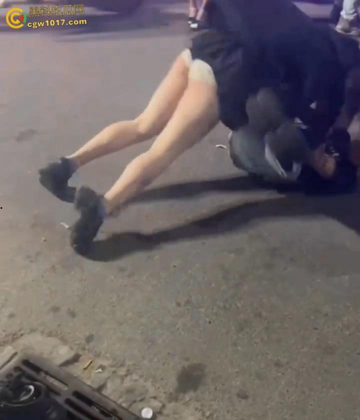 彪悍小仙女街头暴走,狂揍黄毛精神小伙,大白屁股极度辣眼,短裙外翻内裤都漏出来了,小伙被压在身下怀疑人生 !