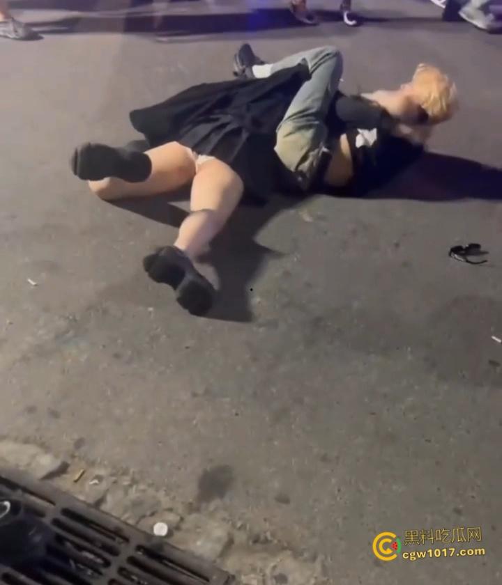 彪悍小仙女街头暴走,狂揍黄毛精神小伙,大白屁股极度辣眼,短裙外翻内裤都漏出来了,小伙被压在身下怀疑人生 !