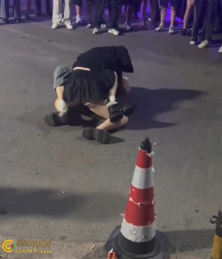 彪悍小仙女街头暴走,狂揍黄毛精神小伙,大白屁股极度辣眼,短裙外翻内裤都漏出来了,小伙被压在身下怀疑人生 !